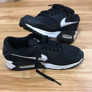Women’s Nike AIR MAX black and white sneakers size 7